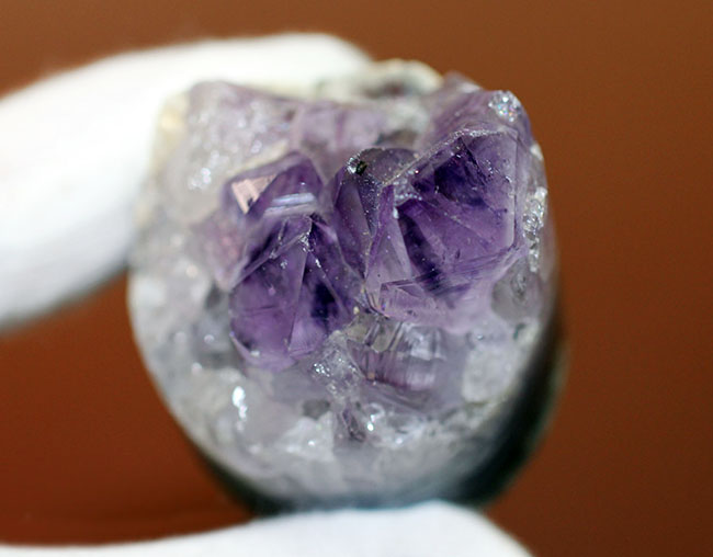宝石として名高いアメシスト（Amethyst）の原石。紫水晶。（その3）