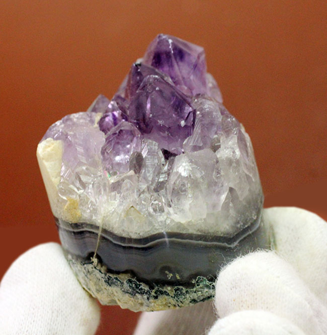宝石として名高いアメシスト（Amethyst）の原石。紫水晶。（その4）