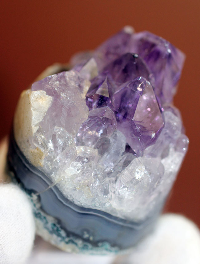 宝石として名高いアメシスト（Amethyst）の原石。紫水晶。（その5）