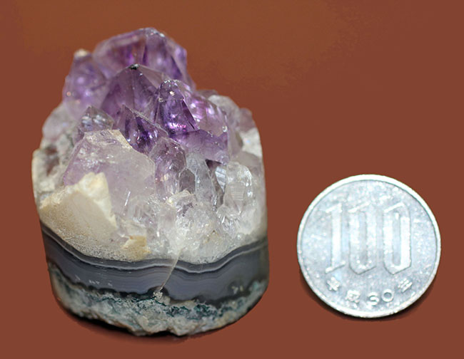 宝石として名高いアメシスト（Amethyst）の原石。紫水晶。（その7）