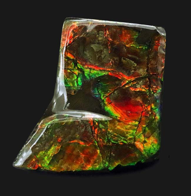 濃い赤、緑の輝きを放つ!クリスマスにはまだ早い!?ブーツ型のアンモライト(Ammolite)のピース(その1)