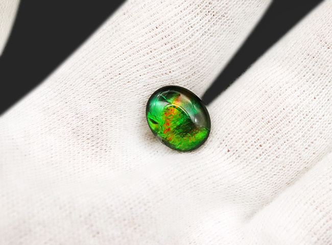 グリーンに輝く!希少な生物起源の宝石、アンモライト(Ammolite)を使ったピンブローチ(その2)
