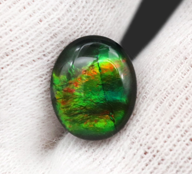 グリーンに輝く！希少な生物起源の宝石、アンモライト（Ammolite）を使ったピンブローチ（その3）