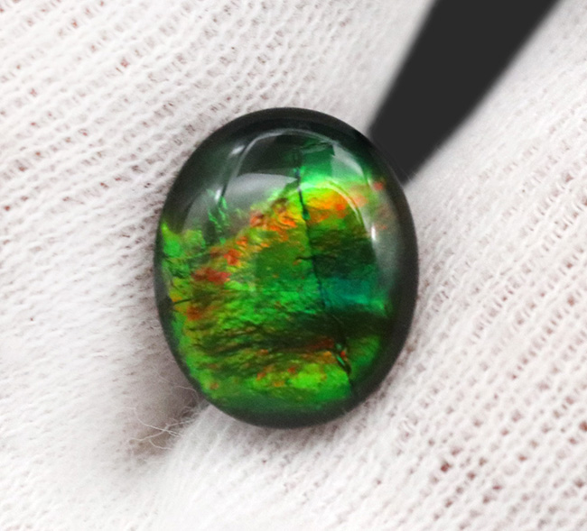 グリーンに輝く!希少な生物起源の宝石、アンモライト(Ammolite)を使ったピンブローチ(その3)