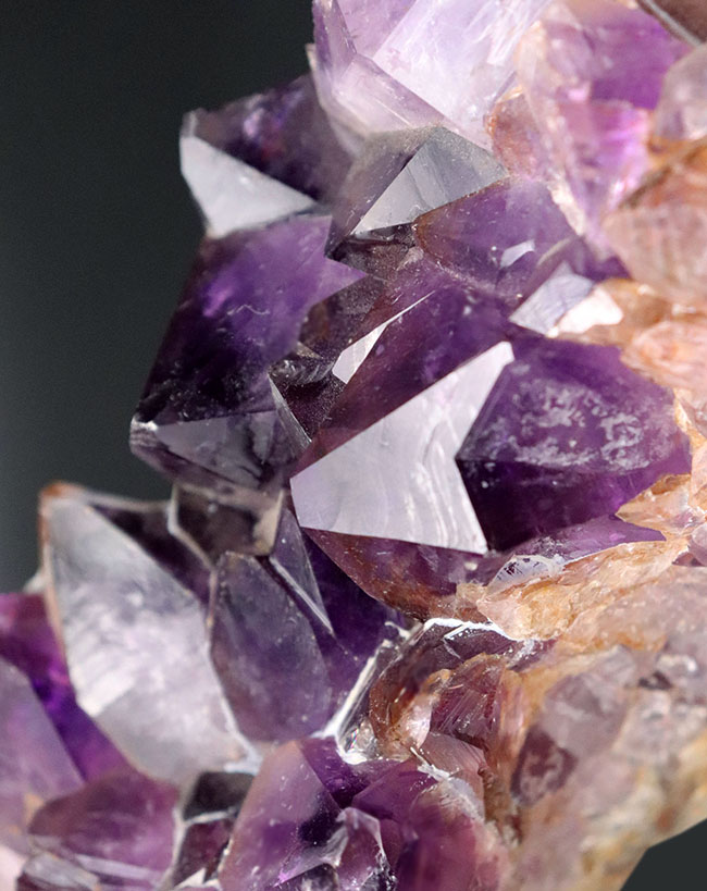 地下深い世界からこんにちは。890グラムオーバー!上質の紫水晶こと、アメシスト(Amethyst)を含む硬い火成岩(その1)