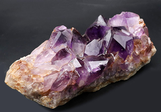 地下深い世界からこんにちは。890グラムオーバー!上質の紫水晶こと、アメシスト(Amethyst)を含む硬い火成岩(その2)