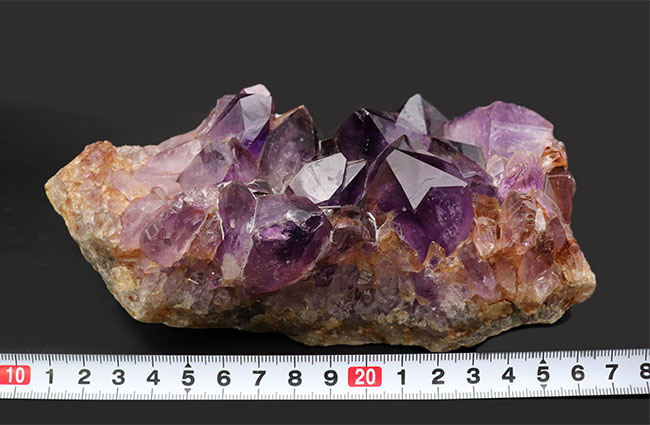 地下深い世界からこんにちは。890グラムオーバー!上質の紫水晶こと、アメシスト(Amethyst)を含む硬い火成岩(その8)