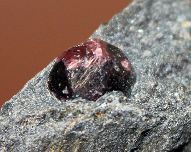 物凄く硬い石として知られる、鉄礬柘榴石（てつばんざくろいし）、アルマンディンガーネット。アラスカ州産。（その2）