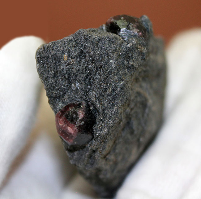 物凄く硬い石として知られる、鉄礬柘榴石（てつばんざくろいし）、アルマンディンガーネット。アラスカ州産。（その3）