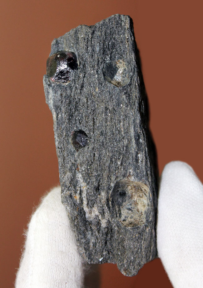 物凄く硬い石として知られる、鉄礬柘榴石（てつばんざくろいし）、アルマンディンガーネット。アラスカ州産。（その5）