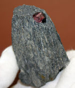 物凄く硬い石として知られる、鉄礬柘榴石（てつばんざくろいし）、アルマンディンガーネット。アラスカ州産。