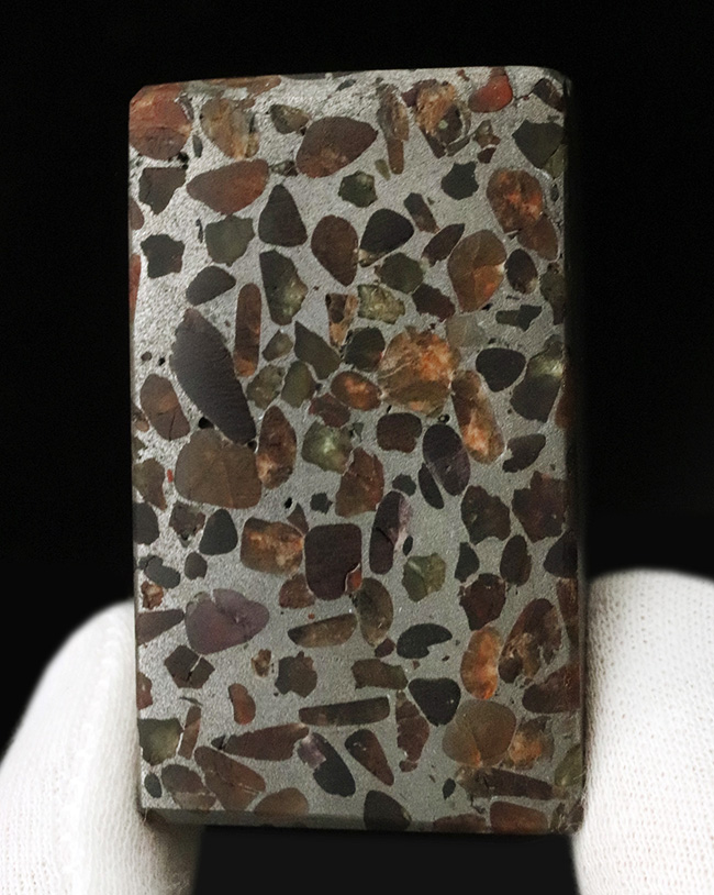 上質のカンラン石！ずっしりと重い１５０グラムの直方体型！人気の石鉄隕石、パラサイト（その2）