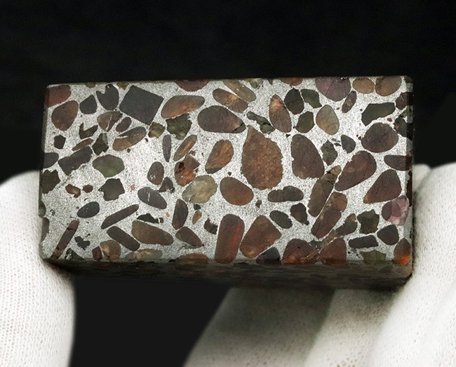 上質のカンラン石！ずっしりと重い１５０グラムの直方体型！人気の石鉄隕石、パラサイト（その4）