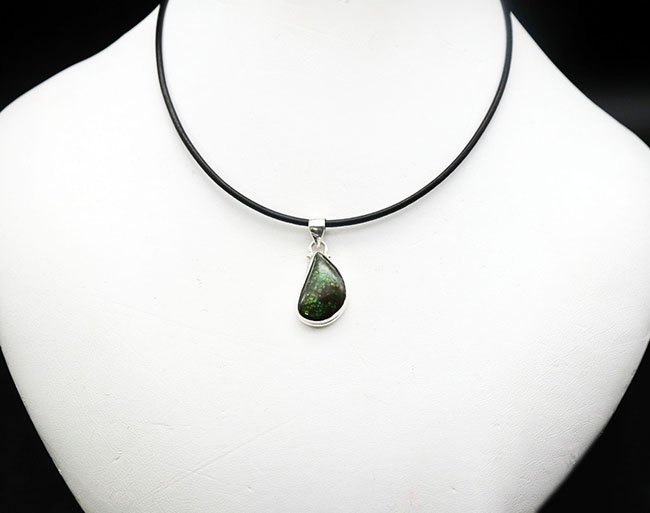 ドラゴンスキン!グリーンを呈するアンモライト(Ammolite)を使ったペンダントトップ。金具はスターリングシルバー。チェーン、革紐、ジュエリーケース付き(その2)