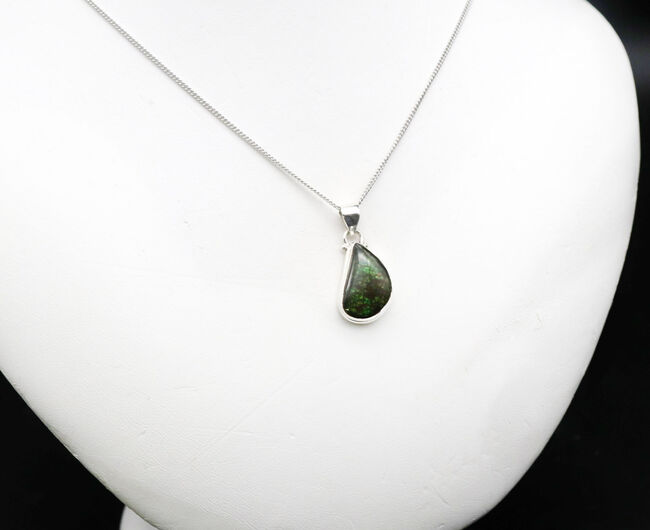 ドラゴンスキン!グリーンを呈するアンモライト(Ammolite)を使ったペンダントトップ。金具はスターリングシルバー。チェーン、革紐、ジュエリーケース付き(その3)