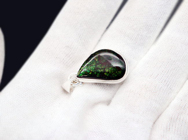 ドラゴンスキン!グリーンを呈するアンモライト(Ammolite)を使ったペンダントトップ。金具はスターリングシルバー。チェーン、革紐、ジュエリーケース付き(その4)