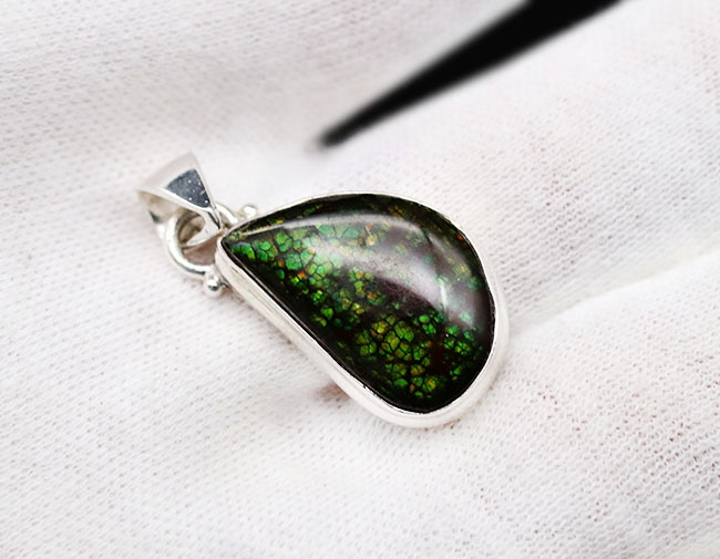 ドラゴンスキン!グリーンを呈するアンモライト(Ammolite)を使ったペンダントトップ。金具はスターリングシルバー。チェーン、革紐、ジュエリーケース付き(その6)