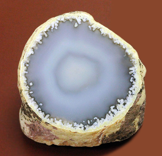 ブルーとグレイの中間色に目を奪われる新潟県佐渡市産のメノウ(agate)(その1)