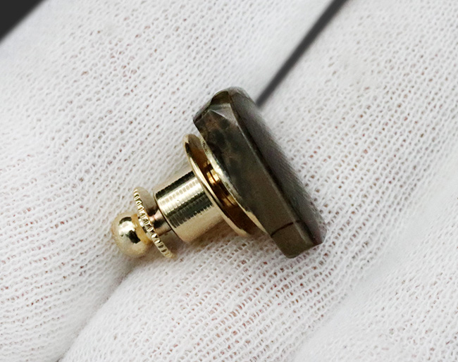 グリーン、イエローを呈する発色の良いアンモ”ラ”イト(Ammolite)を使ったピンブローチ(その6)