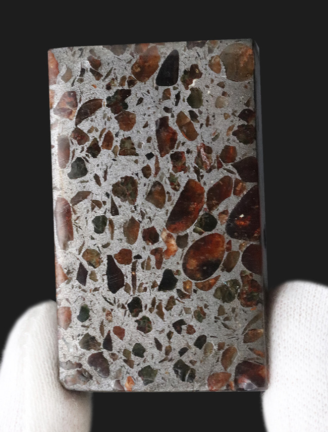 遠路遥々、地球にようこそ！フレッシュなカンラン石を内包した石鉄隕石、ケニア産のパラサイトのキューブ型標本。（その2）