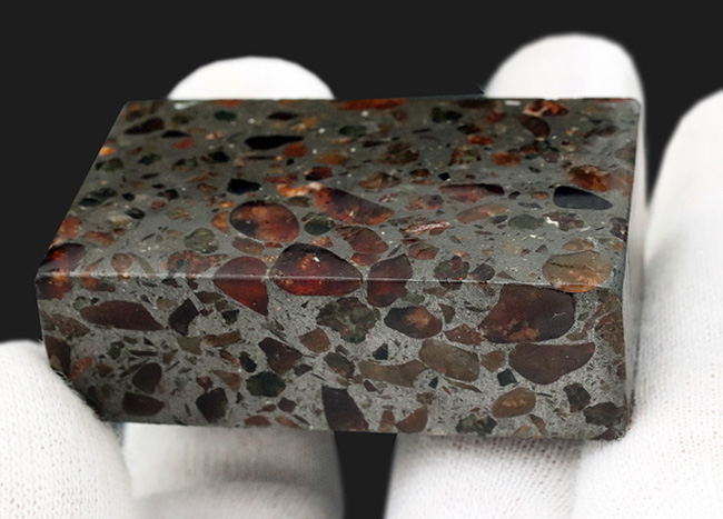 遠路遥々、地球にようこそ！フレッシュなカンラン石を内包した石鉄隕石、ケニア産のパラサイトのキューブ型標本。（その4）