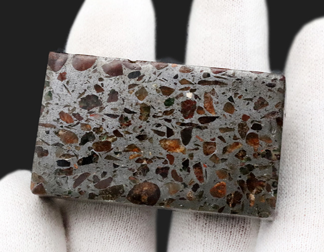 遠路遥々、地球にようこそ！フレッシュなカンラン石を内包した石鉄隕石、ケニア産のパラサイトのキューブ型標本。（その5）