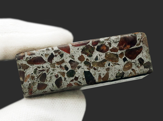 遠路遥々、地球にようこそ！フレッシュなカンラン石を内包した石鉄隕石、ケニア産のパラサイトのキューブ型標本。（その6）