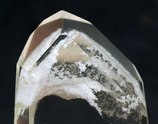 内部に雪山のような結晶が見える、特殊な美しき水晶、ファントム