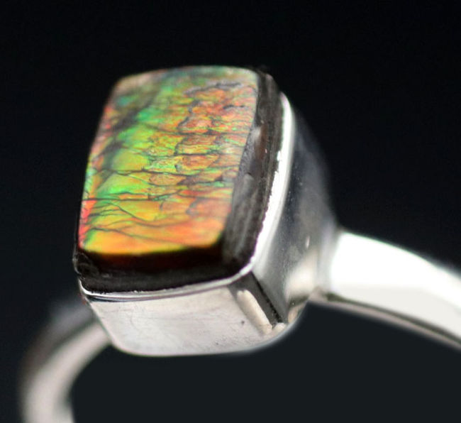 ドラゴンスキン!多彩な色が現れる宝石アンモライト(Ammolite)を使ったリング。USA8号(JCS規格15号)、男女兼用です(その1)