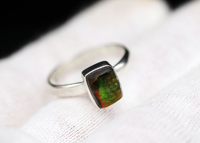 ドラゴンスキン!多彩な色が現れる宝石アンモライト(Ammolite)を使ったリング。USA8号(JCS規格15号)、男女兼用です(その6)