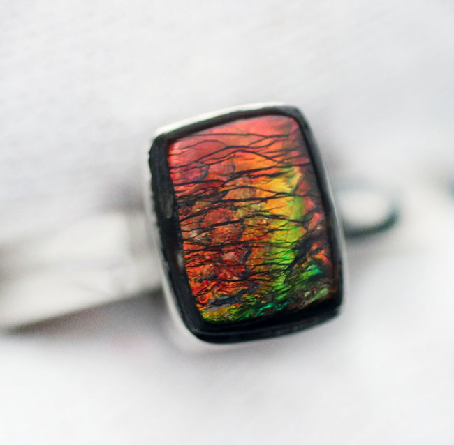 ドラゴンスキン!多彩な色が現れる宝石アンモライト(Ammolite)を使ったリング。USA8号(JCS規格15号)、男女兼用です(その8)