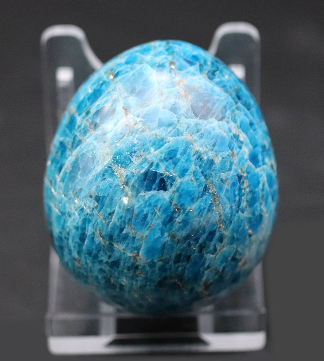 専用スタンド付き、自然界では珍しい爽やかなブルーを呈する燐灰石（りんかいせき）こと、ブルーアパタイト（Blue apatite）（その1）