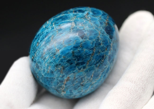 専用スタンド付き、自然界では珍しい爽やかなブルーを呈する燐灰石（りんかいせき）こと、ブルーアパタイト（Blue apatite）（その3）