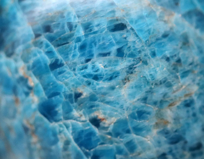 専用スタンド付き、自然界では珍しい爽やかなブルーを呈する燐灰石（りんかいせき）こと、ブルーアパタイト（Blue apatite）（その6）