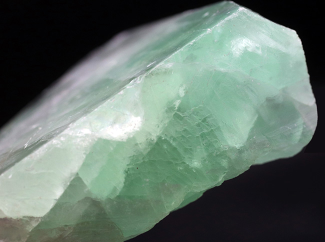 緑色のかき氷のような味わいが面白い、典型的なフローライト（Fluorite・蛍石）の原石（その4）