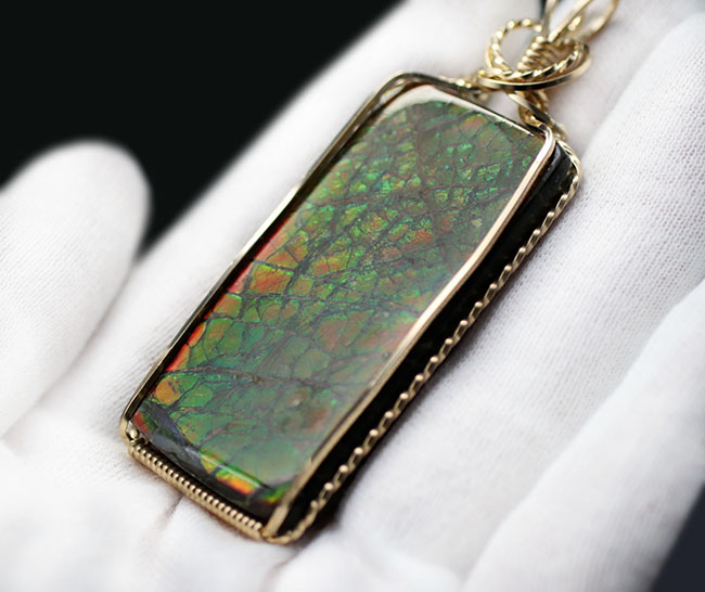 美しい竜のうろこ模様あり、47ミリの立派なアンモライト(Ammolite)を使ったペンダントトップ。金具は14金のゴールドフィル!チェーン、黒紐、ジュエリーケース付き。(その10)
