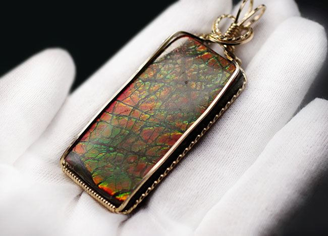 美しい竜のうろこ模様あり、47ミリの立派なアンモライト(Ammolite)を使ったペンダントトップ。金具は14金のゴールドフィル!チェーン、黒紐、ジュエリーケース付き。(その11)