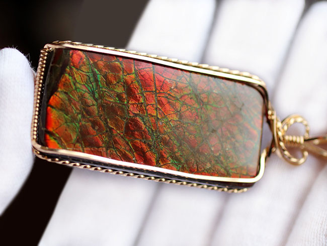 美しい竜のうろこ模様あり、47ミリの立派なアンモライト(Ammolite)を使ったペンダントトップ。金具は14金のゴールドフィル!チェーン、黒紐、ジュエリーケース付き。(その4)