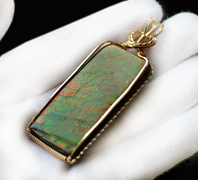 美しい竜のうろこ模様あり、47ミリの立派なアンモライト(Ammolite)を使ったペンダントトップ。金具は14金のゴールドフィル!チェーン、黒紐、ジュエリーケース付き。(その5)