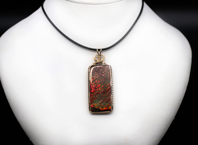 美しい竜のうろこ模様あり、47ミリの立派なアンモライト(Ammolite)を使ったペンダントトップ。金具は14金のゴールドフィル!チェーン、黒紐、ジュエリーケース付き。(その7)