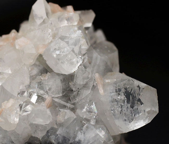 自然に成長したナチュラルな結晶群、石英の自然結晶、水晶（Quartz）のクラスター（その4）