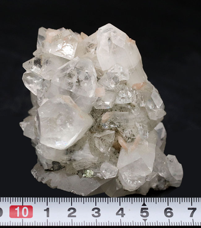 自然に成長したナチュラルな結晶群、石英の自然結晶、水晶（Quartz）のクラスター（その8）