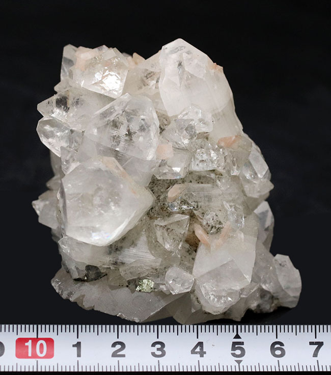自然に成長したナチュラルな結晶群、石英の自然結晶、水晶(Quartz)のクラスター(その8)