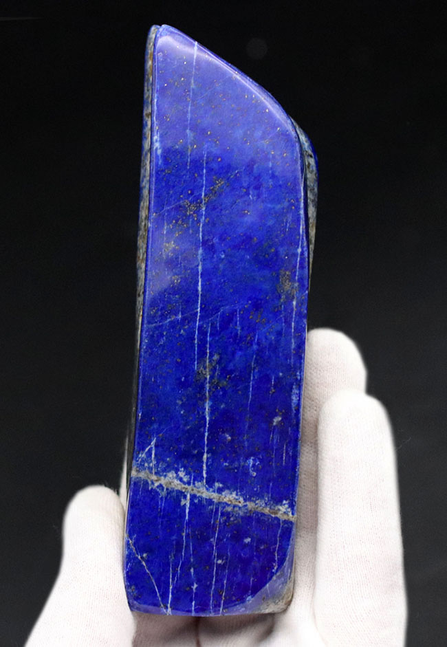 100%ナチュラルのアフガニスタン産のラピスラズリ(Lapis lazuli)の原石。ナチュラルでありながらこれほどまでに深いブルーを楽しめる標本は希少です(その1)