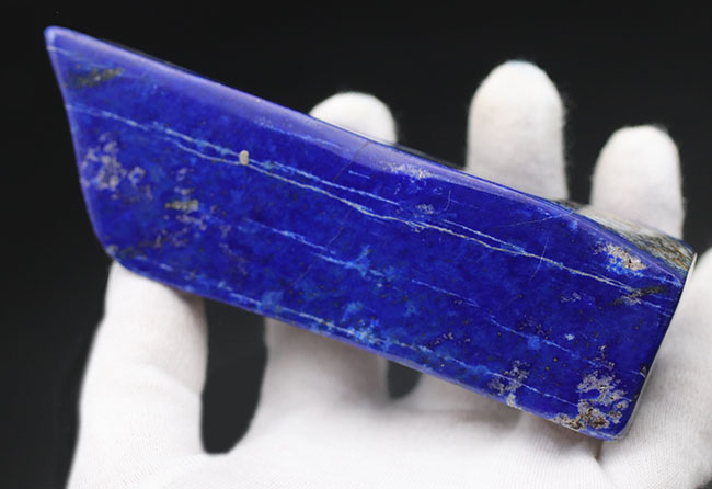 100%ナチュラルのアフガニスタン産のラピスラズリ(Lapis lazuli)の原石。ナチュラルでありながらこれほどまでに深いブルーを楽しめる標本は希少です(その2)