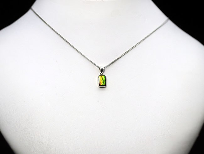 どんな装いにも似合うプチサイズ、生物起源の宝石、アンモライトを使ったペンダントトップ(Ammolite)。金具はスターリングシルバー。チェーン、革紐、ジュエリーケース付き(その4)