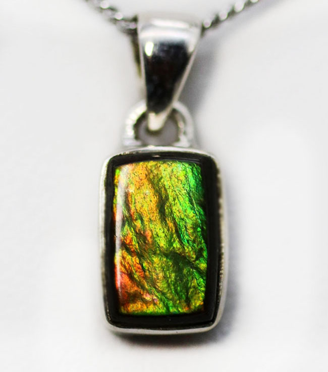 どんな装いにも似合うプチサイズ、生物起源の宝石、アンモライトを使ったペンダントトップ(Ammolite)。金具はスターリングシルバー。チェーン、革紐、ジュエリーケース付き(その5)