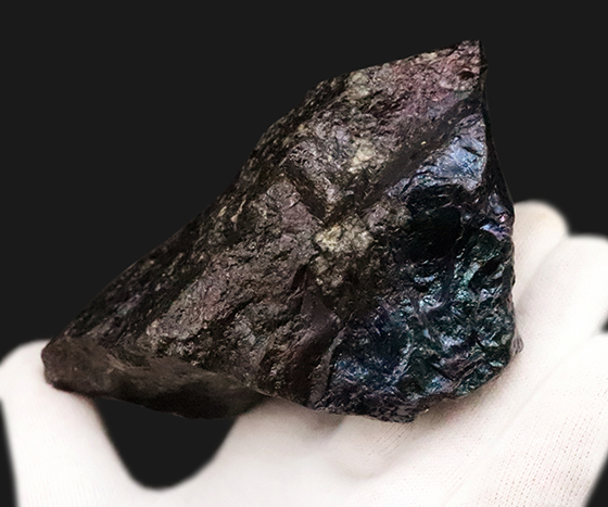 産状をそのまま残したナチュラルさが魅力。閉山した有名産地から採集された、コレクション性の高いボルナイト（斑銅鉱／Bornite）（その7）