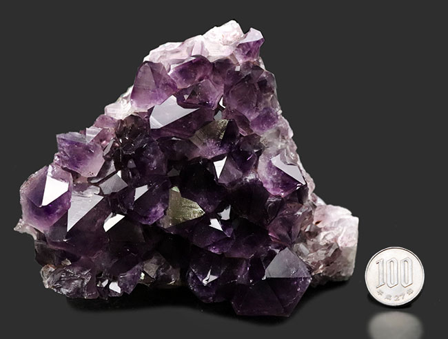 非常に濃い紫色！７６５グラムの大結晶！地下深くで形成された、天然アメシスト（Amethyst）の原石（その8）
