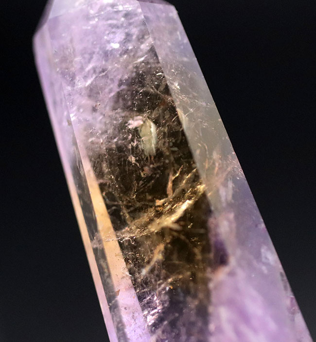 シトリンの存在感が際立った１００％ナチュラルの希少な鉱物、アメトリン（Ametrine）のダブルポイント標本（その1）